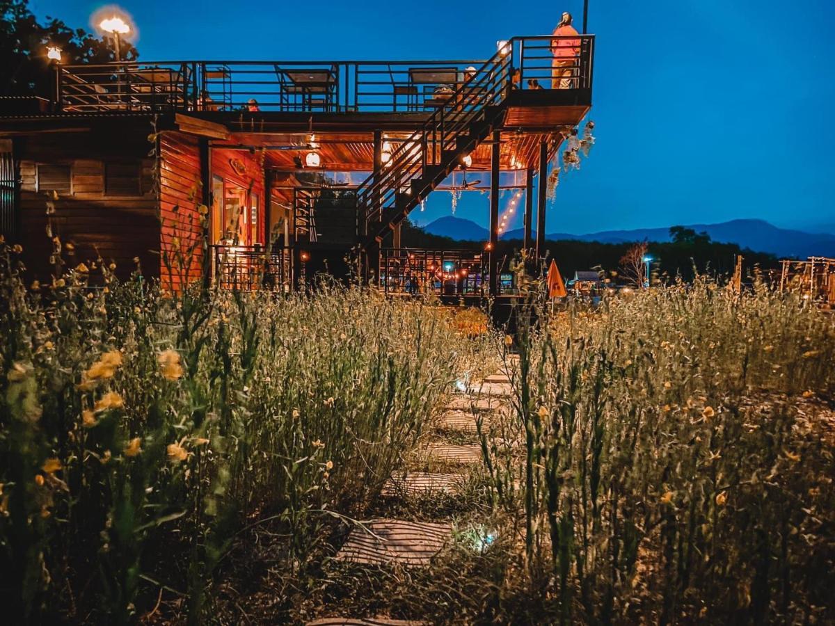Ban Na No ไร่นาบัวหลวง คาเฟ่ & ฟาร์มสเตย์ Raina Bualuang Cafe & Farm Stay מראה חיצוני תמונה