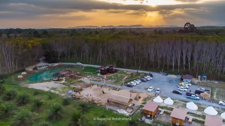 Ban Na No ไร่นาบัวหลวง คาเฟ่ & ฟาร์มสเตย์ Raina Bualuang Cafe & Farm Stay מראה חיצוני תמונה