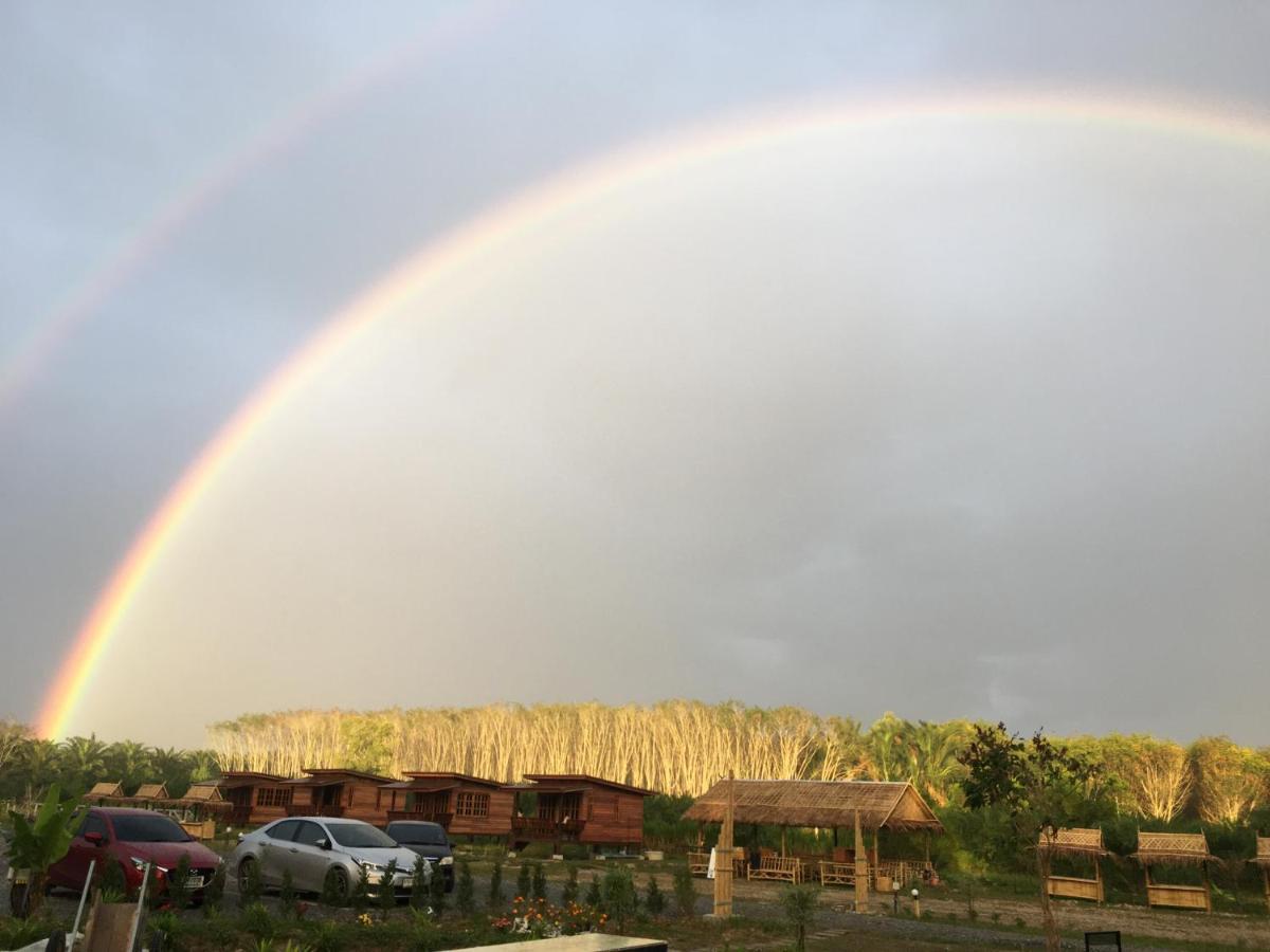 Ban Na No ไร่นาบัวหลวง คาเฟ่ & ฟาร์มสเตย์ Raina Bualuang Cafe & Farm Stay מראה חיצוני תמונה