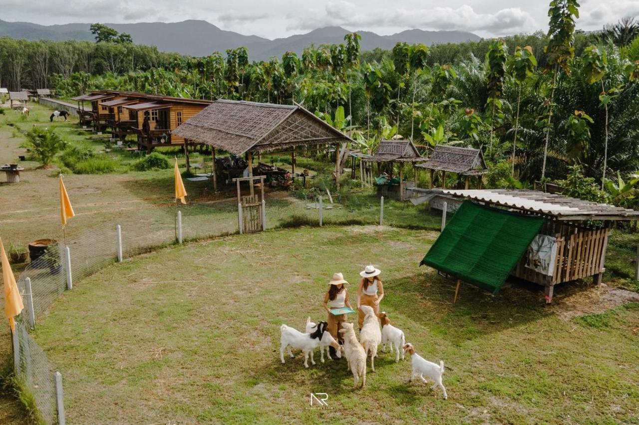 Ban Na No ไร่นาบัวหลวง คาเฟ่ & ฟาร์มสเตย์ Raina Bualuang Cafe & Farm Stay מראה חיצוני תמונה