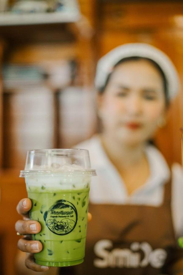 Ban Na No ไร่นาบัวหลวง คาเฟ่ & ฟาร์มสเตย์ Raina Bualuang Cafe & Farm Stay מראה חיצוני תמונה