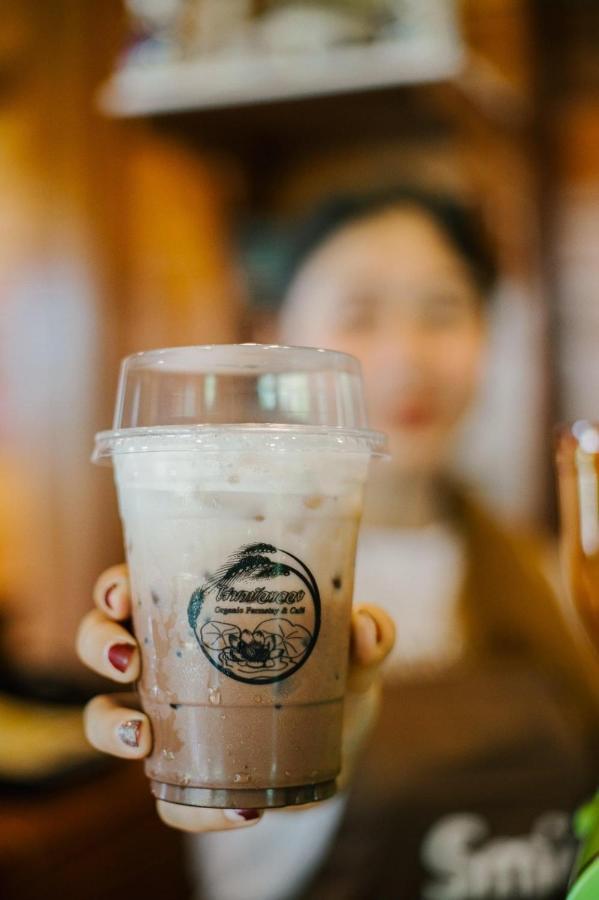 Ban Na No ไร่นาบัวหลวง คาเฟ่ & ฟาร์มสเตย์ Raina Bualuang Cafe & Farm Stay מראה חיצוני תמונה