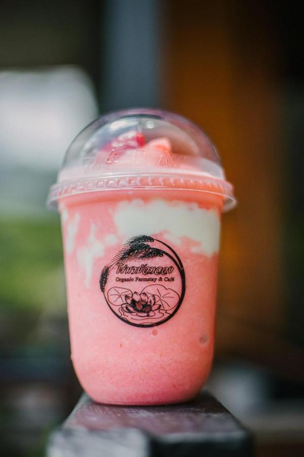Ban Na No ไร่นาบัวหลวง คาเฟ่ & ฟาร์มสเตย์ Raina Bualuang Cafe & Farm Stay מראה חיצוני תמונה