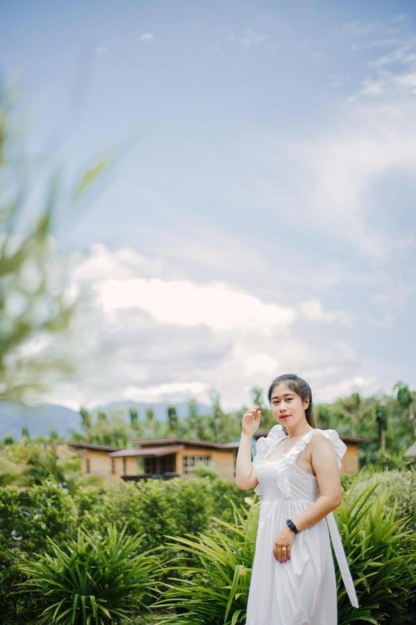 Ban Na No ไร่นาบัวหลวง คาเฟ่ & ฟาร์มสเตย์ Raina Bualuang Cafe & Farm Stay מראה חיצוני תמונה